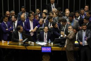 Motta pede que oposição desocupe Mesa Diretora: "Não vai ser na agressão que vamos resolver"