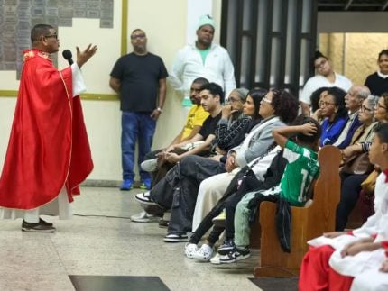 Missa de sétimo dia de Arlindo Cruz reúne amigos e familiares em homenagem emocionante