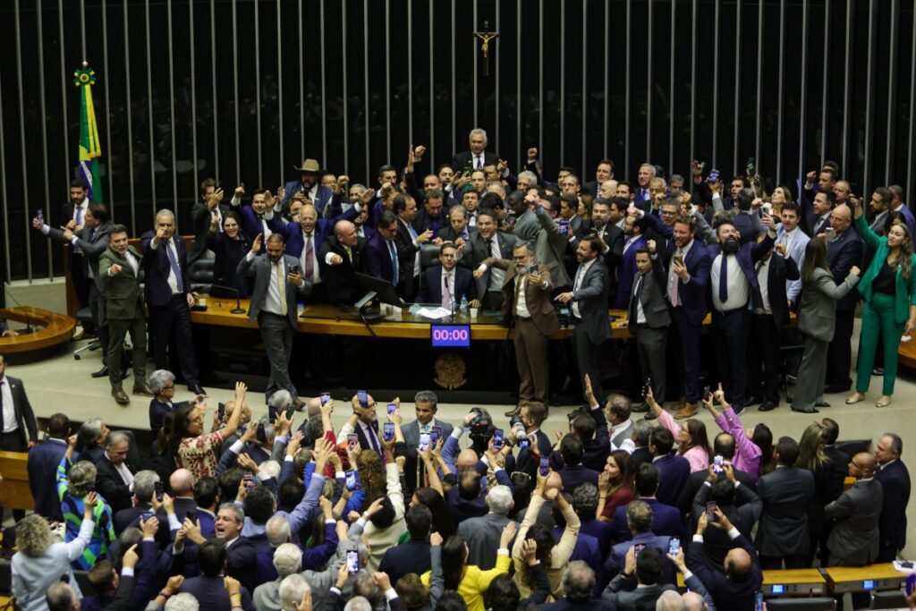 Oposição planeja nova ação no plenário se Motta não pautar fim do foro