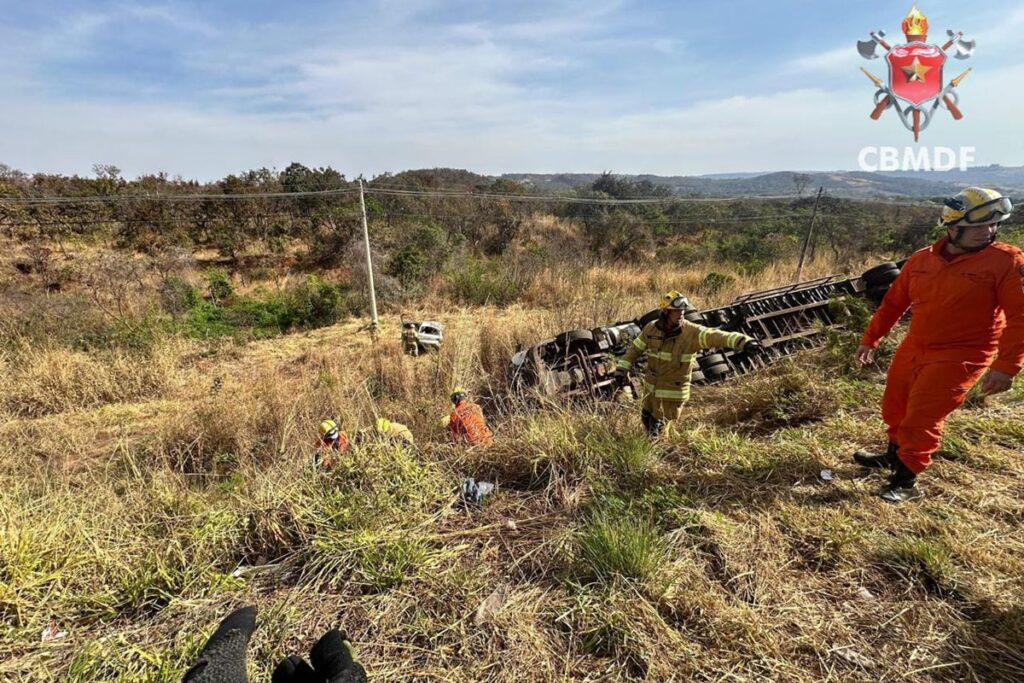 DF: Acidente com carro e caminhão mata 4 pessoas e deixa