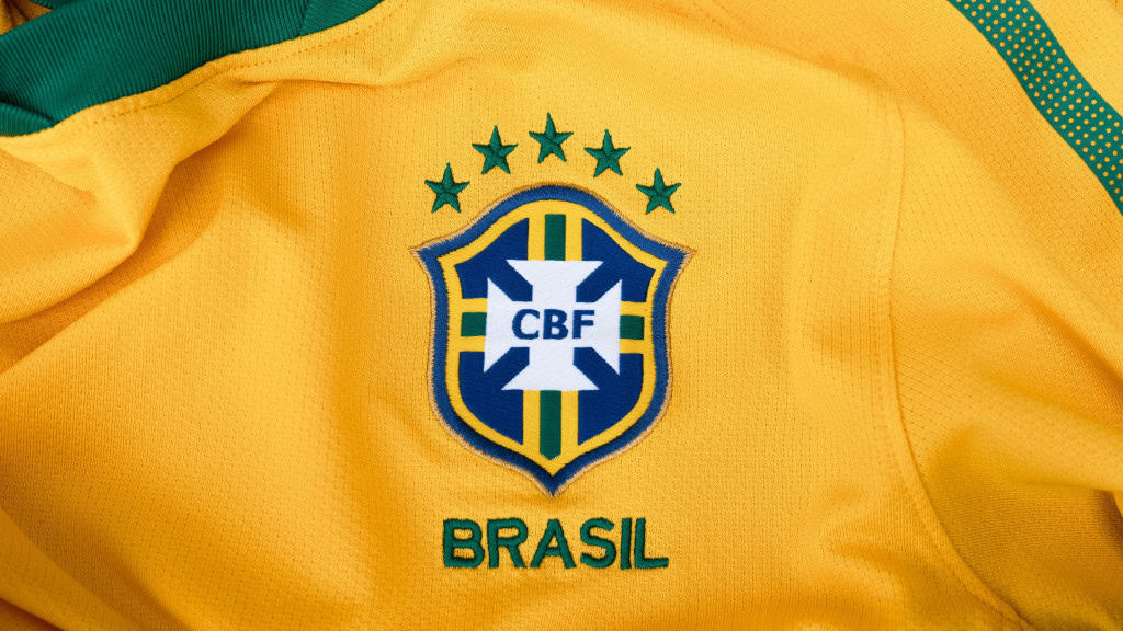 Camiseta da Seleção Brasileira com destaque para o símbolo da CBF