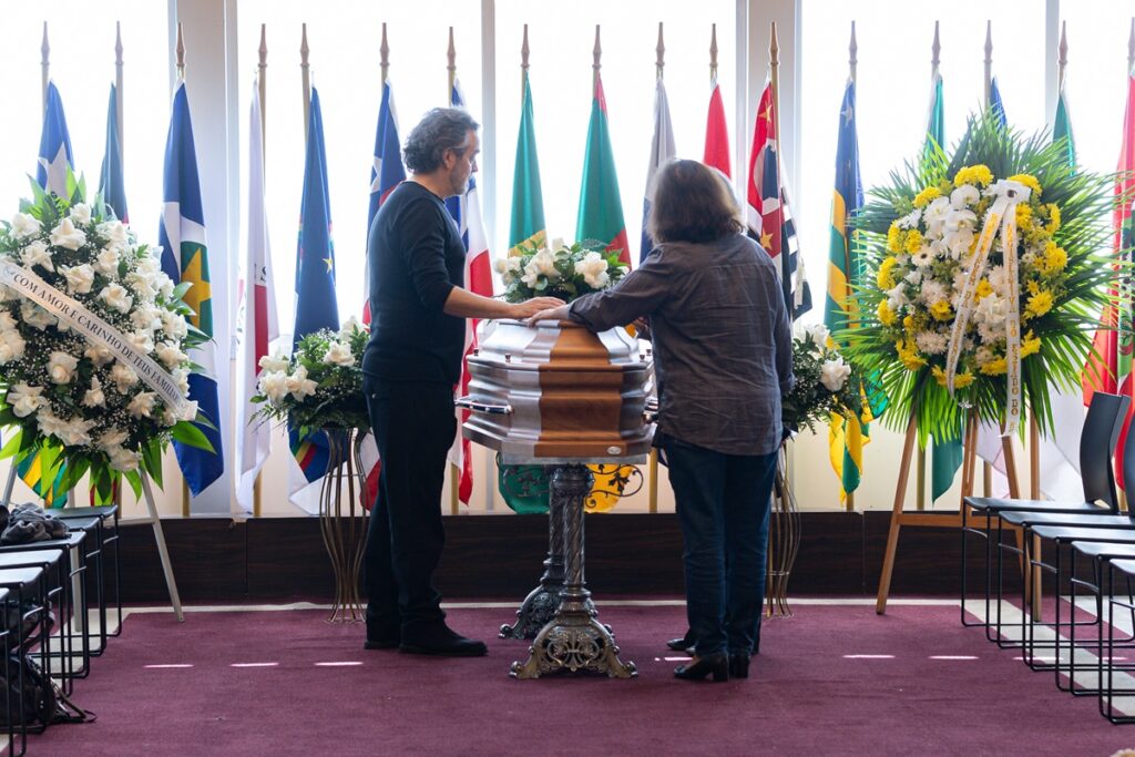 Corpo do escritor Luis Fernando Verissimo é velado no RS