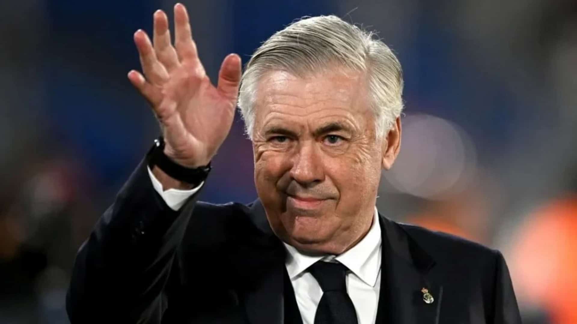 Carlo Ancelotti acenando e sorrindo