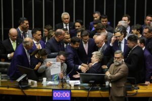 Câmara envia pedidos de suspensão de 5 deputados para a Corregedoria
