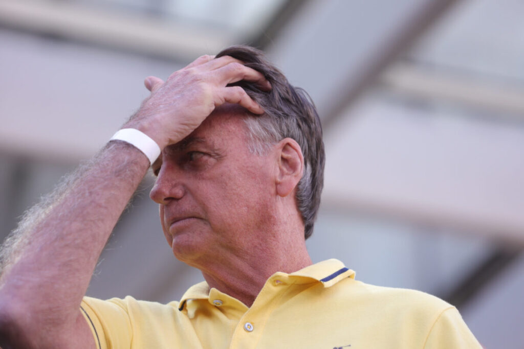 Com Bolsonaro sob risco, defesa tem até as 20h34 para explicar "plano de fuga" a Moraes