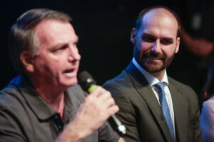 Conversas de Eduardo aumentam pressão para PL ceder