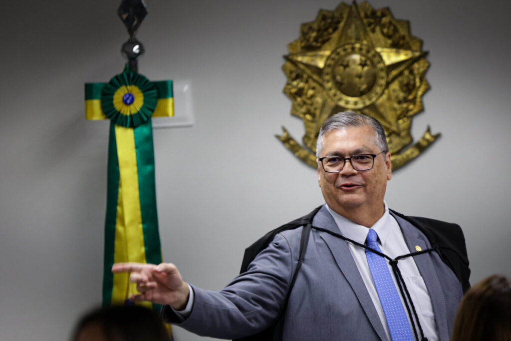 Dino dá recado aos EUA e esclarece decisão sobre medidas estrangeiras