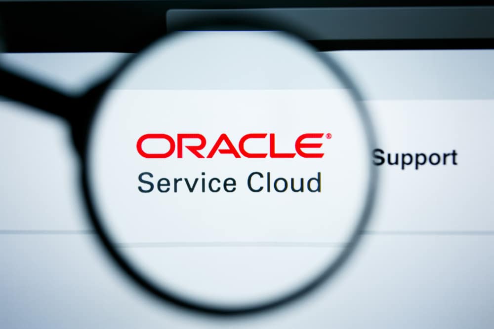 Imagem mostra uma lupa, que aumenta o texto: Oracle Service Cloud