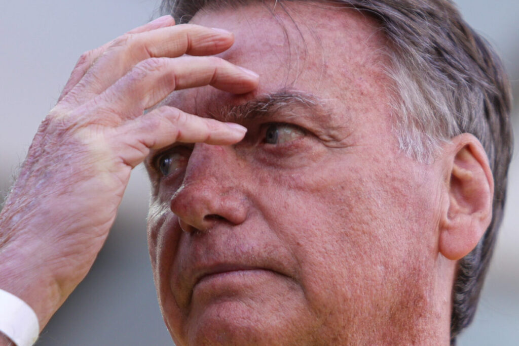 Moraes cita risco de fuga e dá 48h para Bolsonaro explicar pedido de asilo