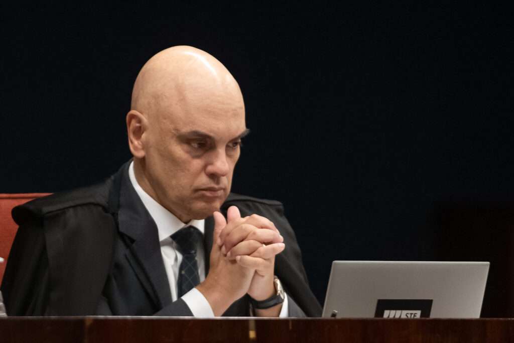 Moraes pede a Zanin que marque data para julgar Bolsonaro e aliados