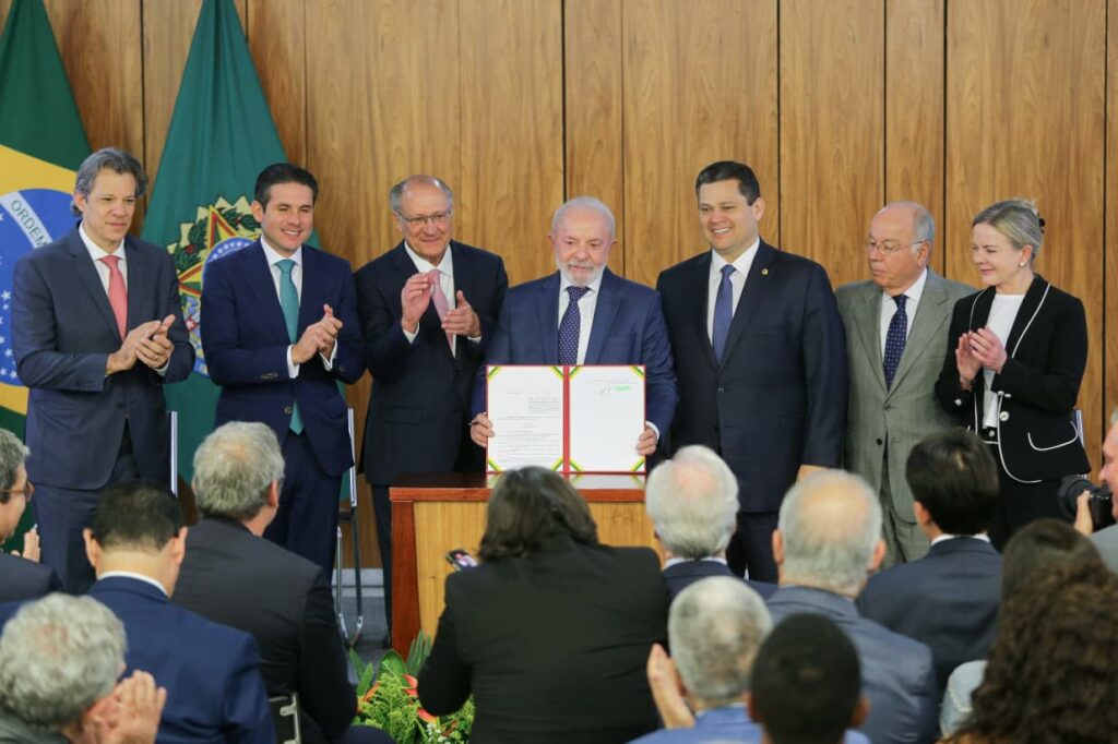 Tarifaço: Motta elogia e diz que MP transcende preferência ideológica