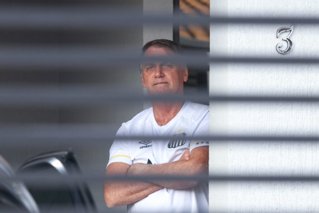 Bolsonaro é orientado a não ir a julgamento, mas ainda não decidiu