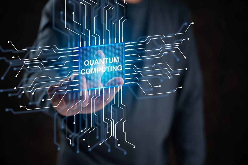 Homem segurando chip holográfico