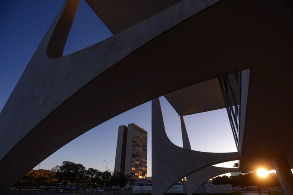 Governo Lula faz ofensiva contra anistia e paga R$ 3,2 bilhões em emendas