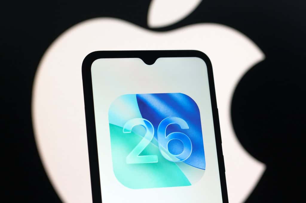 Logo do iOS 26 em um iPhone