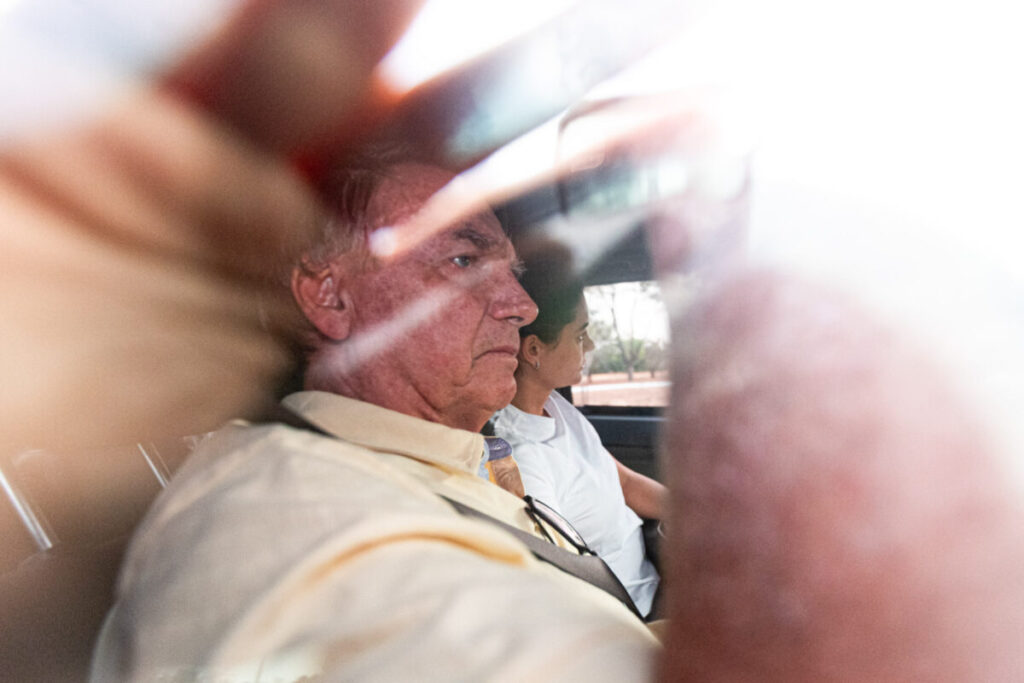 Jair Bolsonaro deixa prisão domiciliar para ir a hospital em Brasília