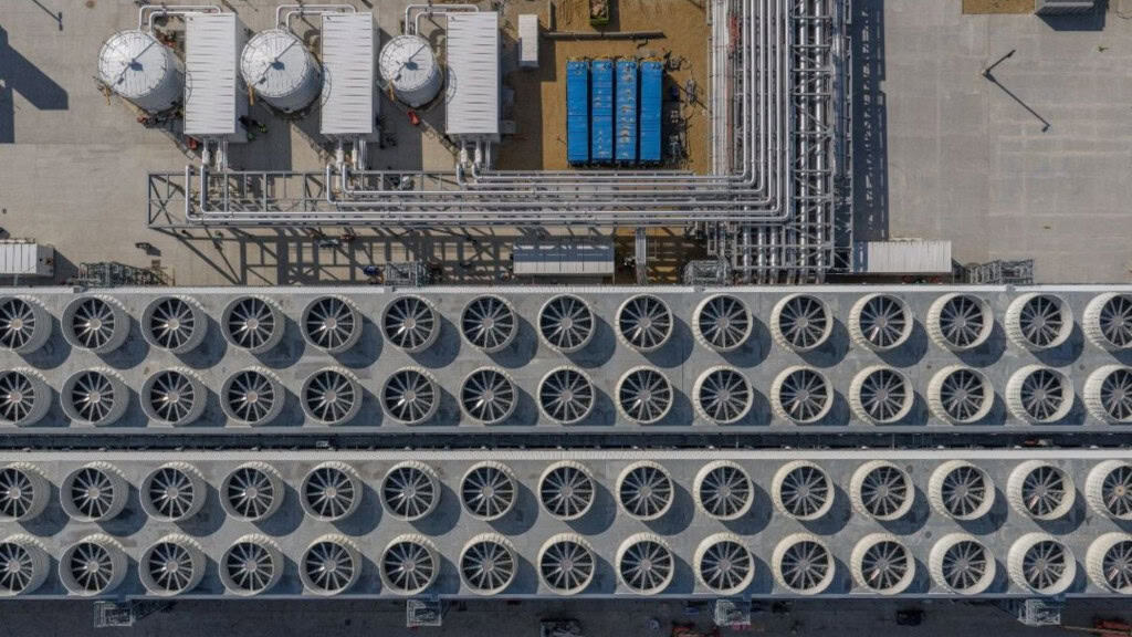 Visão aérea do sistema de refrigeração do super data center de inteligência artificial (IA) da Microsoft)