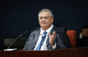 Dino manda PF abrir inquérito contra Bolsonaro por gestão da pandemia