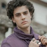 Ator Pedro Alves fala sobre desafios de interpretar um vampiro em nova série do Globoplay