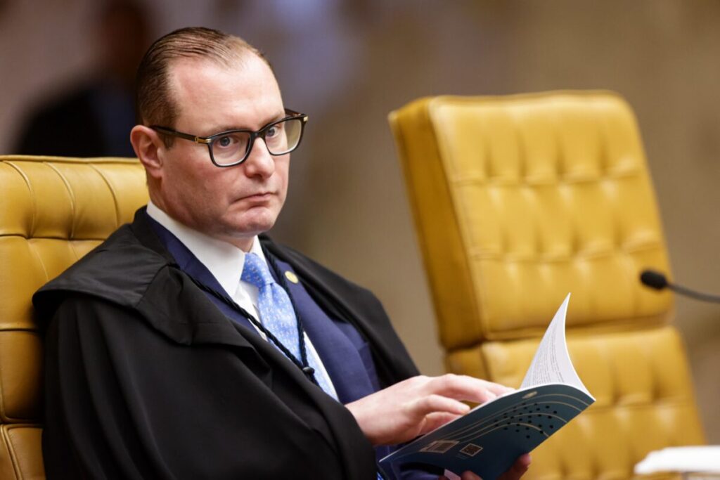 A pedido de Moraes, Zanin marca mais um dia para julgar Bolsonaro