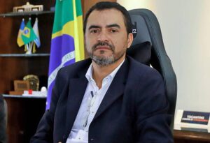 Aliados de governador do TO debochavam de esquema, diz PF, e faziam foto com dinheiro