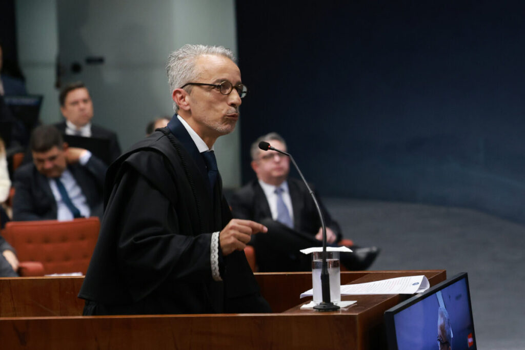 Após Moraes e PGR, STF retoma julgamento de Bolsonaro e set