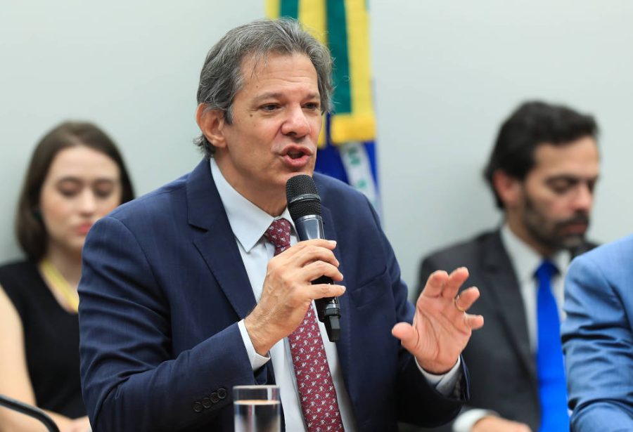 Aprovar MP que tributa investimentos evita corte de emendas, diz Haddad na Câmara