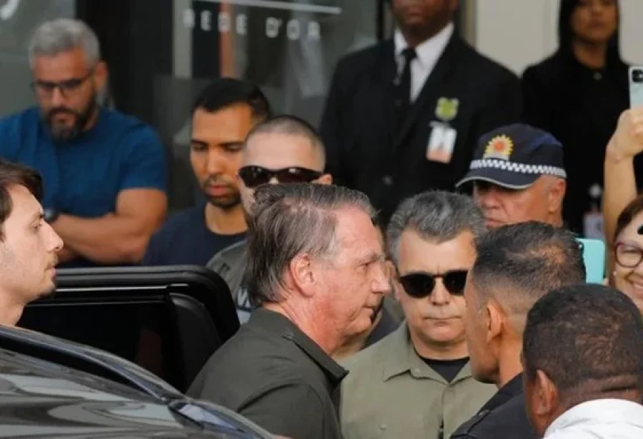 Bolsonaro chega a hospital para cirurgia escoltado pela polícia e não interage com apoiadores