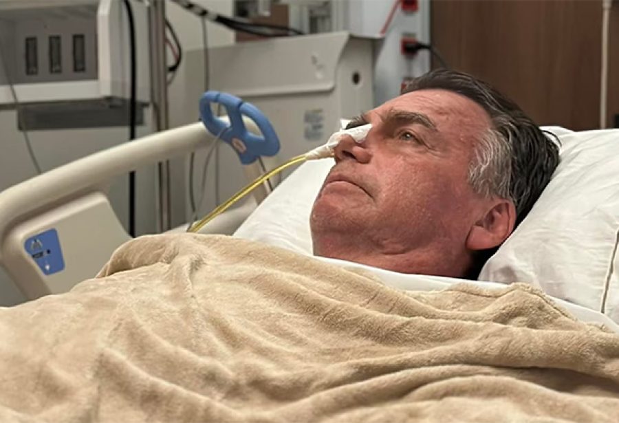 Bolsonaro deve passar a noite em hospital após ter mal-estar