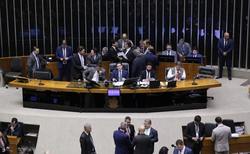 Câmara aprova PEC da Blindagem em 1º turno