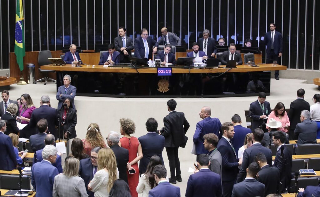 Centrão faz manobra e aprova voto secreto na PEC da Blindagem