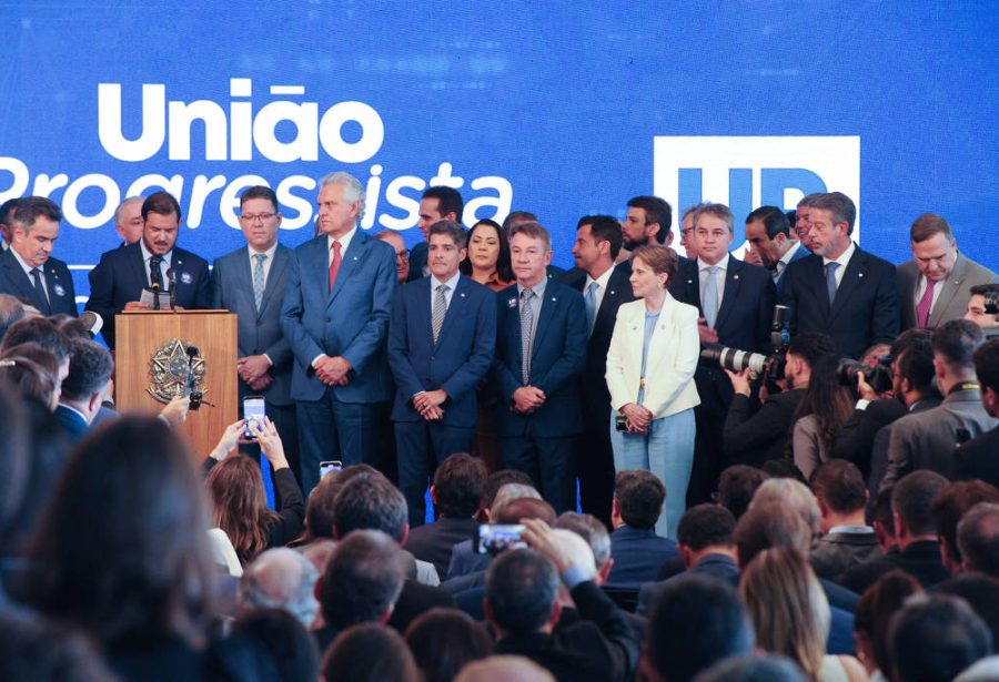 Deputados de União-PP negociam ida a partidos de centro por entraves locais