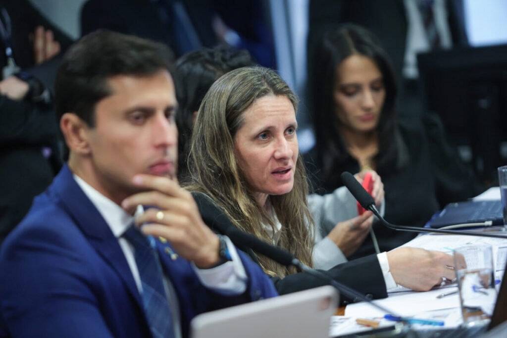 Diretora da CGU diz na CPMI que INSS soube das fraudes em 2019