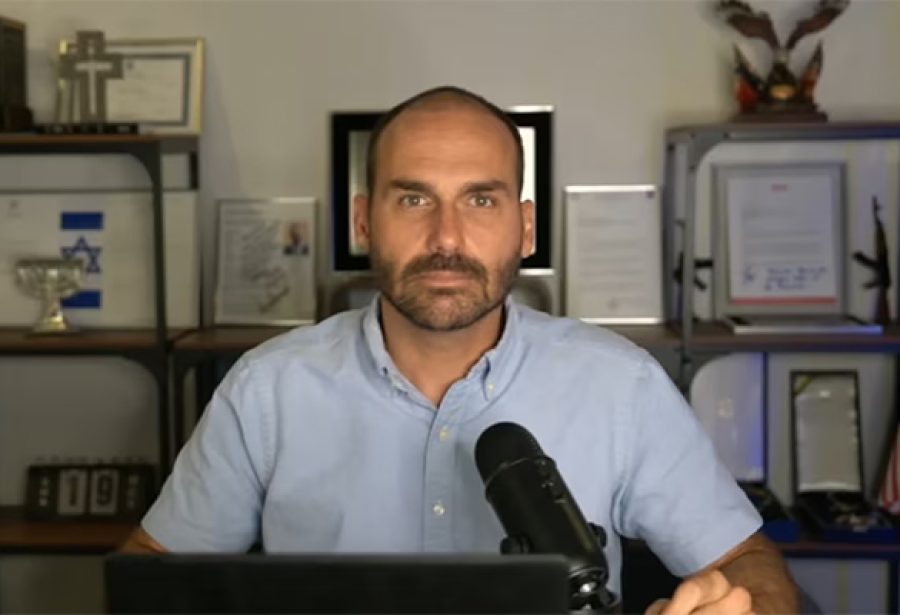 Eduardo Bolsonaro não vota em urgência da anistia e alega problemas técnicos; deputado acumula falta