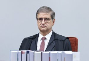 Eduardo e Paulo Figueiredo dizem que Gonet é lacaio de Moraes e apresentou denúncia fajuta