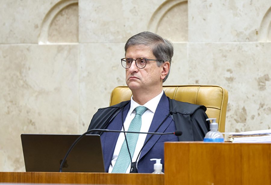 Gonet excluiu Bolsonaro de denúncia por não ver crime em pai ajudar um filho no exterior