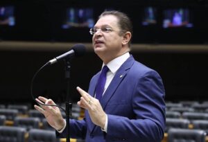 Governistas falam em rendição ao bolsonarismo e direita cobra anistia com Bolsonaro após aprovação de urgência