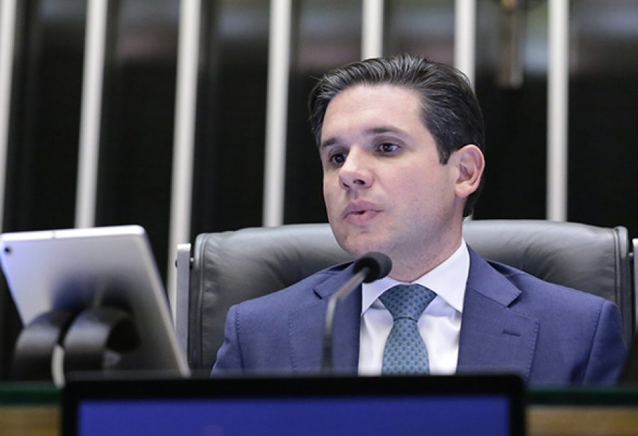 Hugo Motta barra indicação de Eduardo Bolsonaro como líder da minoria e deputado pode ser cassado