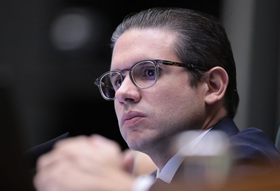 Hugo Motta quer usar devedor contumaz para ‘limpar’ imagem da Câmara após PEC da Blindagem