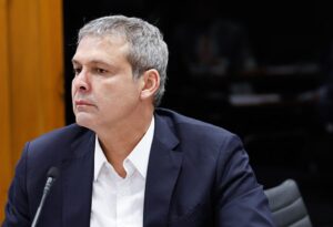 Líder do PT diz que vai à Justiça contra manobra do centrão e é ironizado por presidente da Câmara