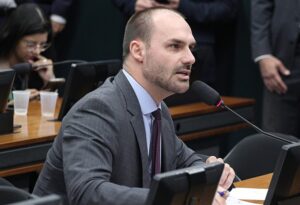 Líder do PT pede prisão de Eduardo por articular pressão militar dos EUA contra Brasil