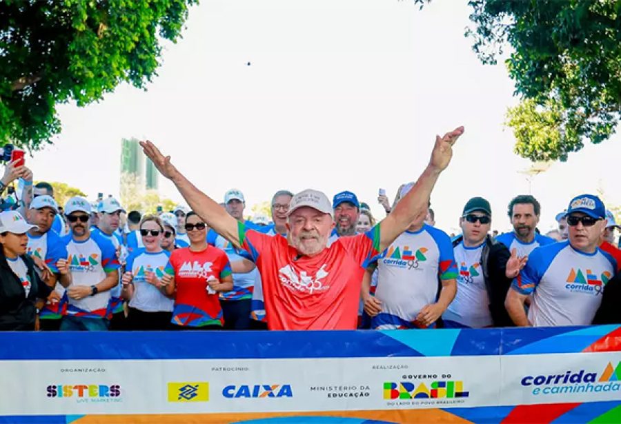 Lula corre em público, faz provocação a Bolsonaro e fala em soberania após aceno de Trump