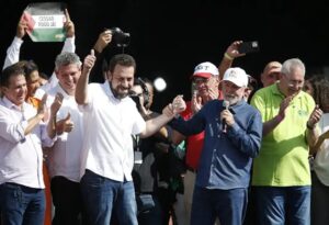 Lula diz a auxiliares que vai anunciar Boulos como ministro ao voltar ao país