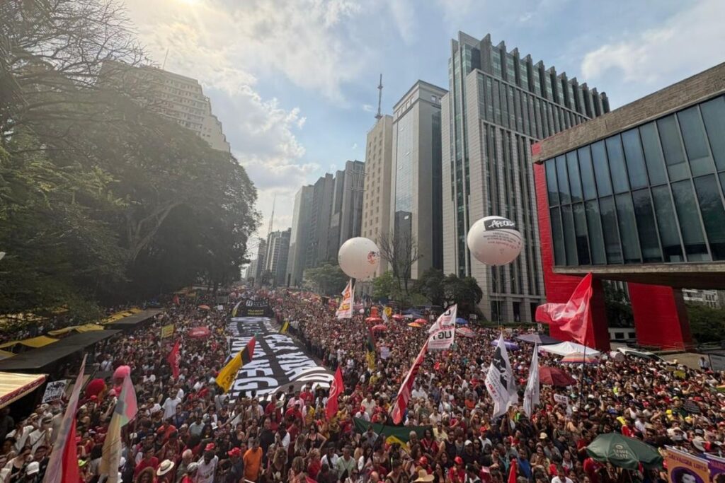 Manifestantes vão às ruas contra PEC da Blindagem nas 27 capitais