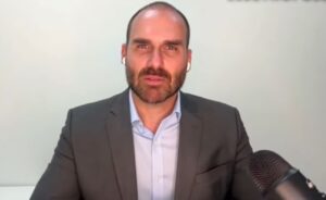 Moraes: Eduardo reitera prática criminosa nos EUA e evita notificação