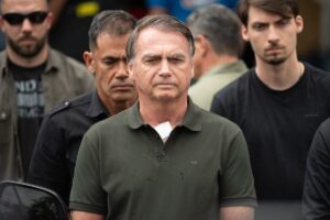 Moraes quer saber por que Bolsonaro não voltou "de imediato" para prisão domiciliar