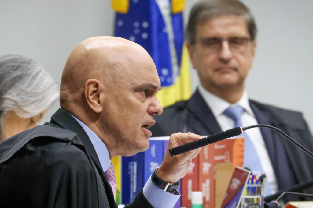 Moraes vota para condenar Bolsonaro e mais 7 réus por trama golpista