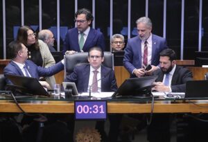 Motta e centrão revertem derrota e recolocam voto secreto para decidir quais políticos são processados