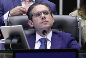 Motta manobra e libera voto por celular para tentar aprovar PEC da Blindagem