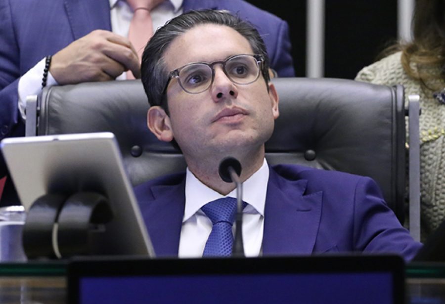Motta manobra e libera voto por celular para tentar aprovar PEC da Blindagem